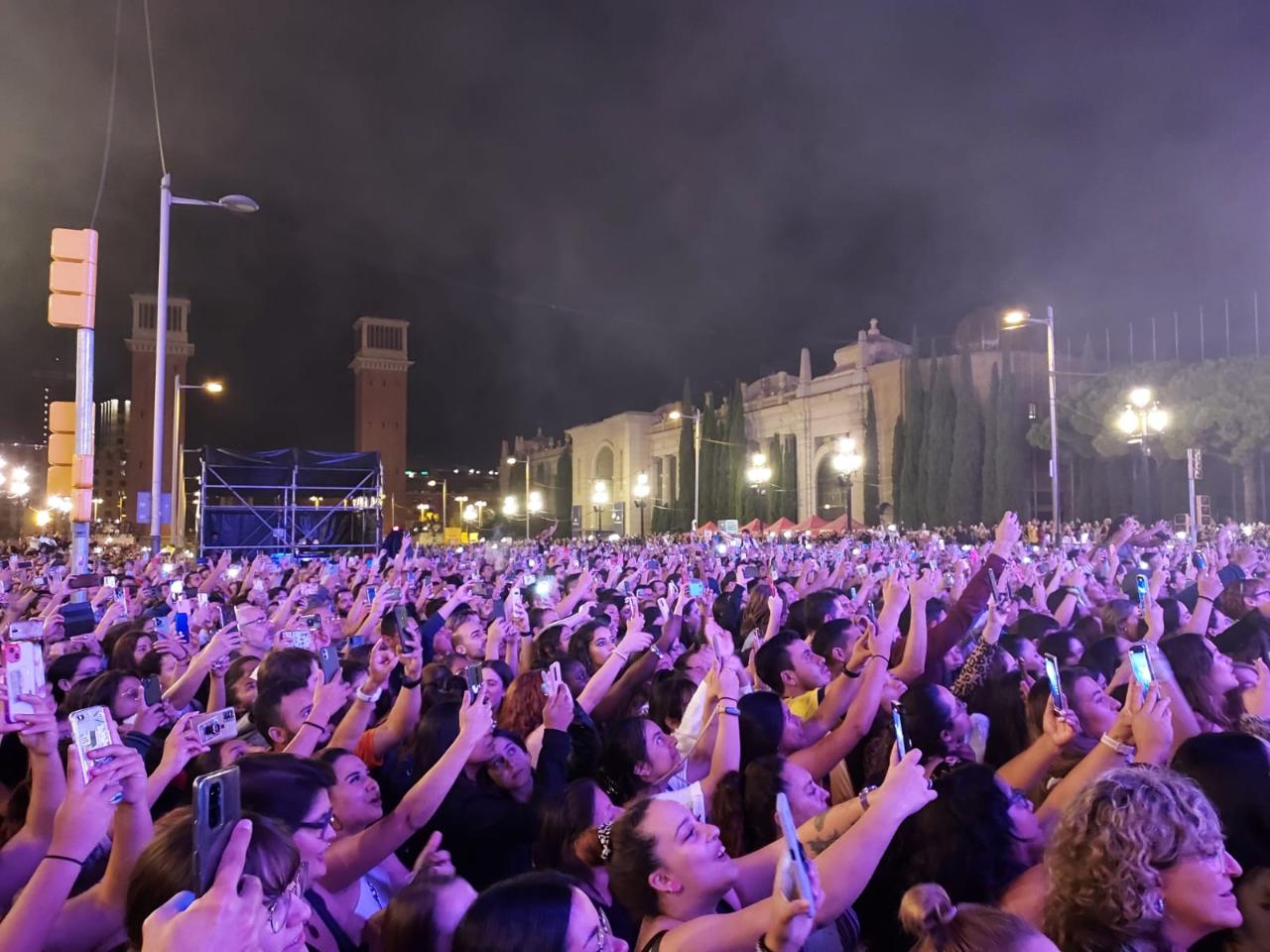 La Oreja de Van Gogh y 40.000 personas desafían a la lluvia en el concierto de CADENA 100 en Barcelona