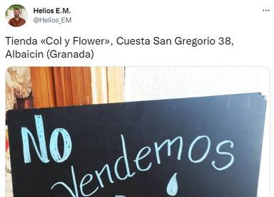 El cartel a la puerta de un comercio de Granada que se ha hecho viral por su mensaje ecologista