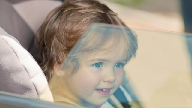 "Qué miedo": la viral confusión de una niña al llamar a su 'padre' mientras él conducía