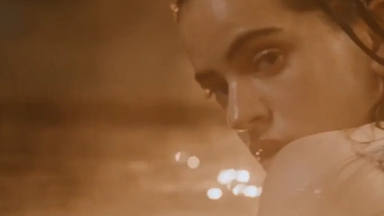 Rosalía en una imagen del videoclip de 'Tuya'