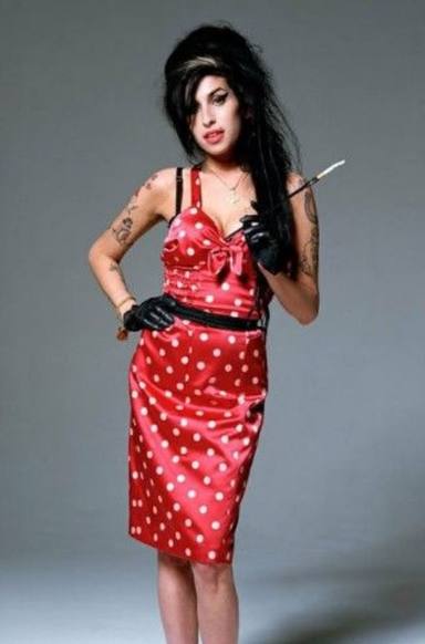 Amy Winehouse con un look claramente pin up de esos que marcaron su estilo