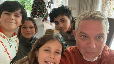 Alejandro Sanz junto a sus cuatro hijos