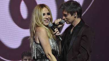 Carlos Baute y Marta Sánchez cantan 'Colgando en tus manos'