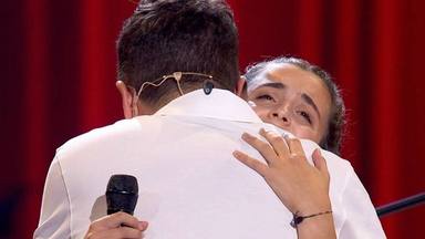 Pablo López abraza a Daniela tras su fallo al interpretar Driver License en La Voz Kids