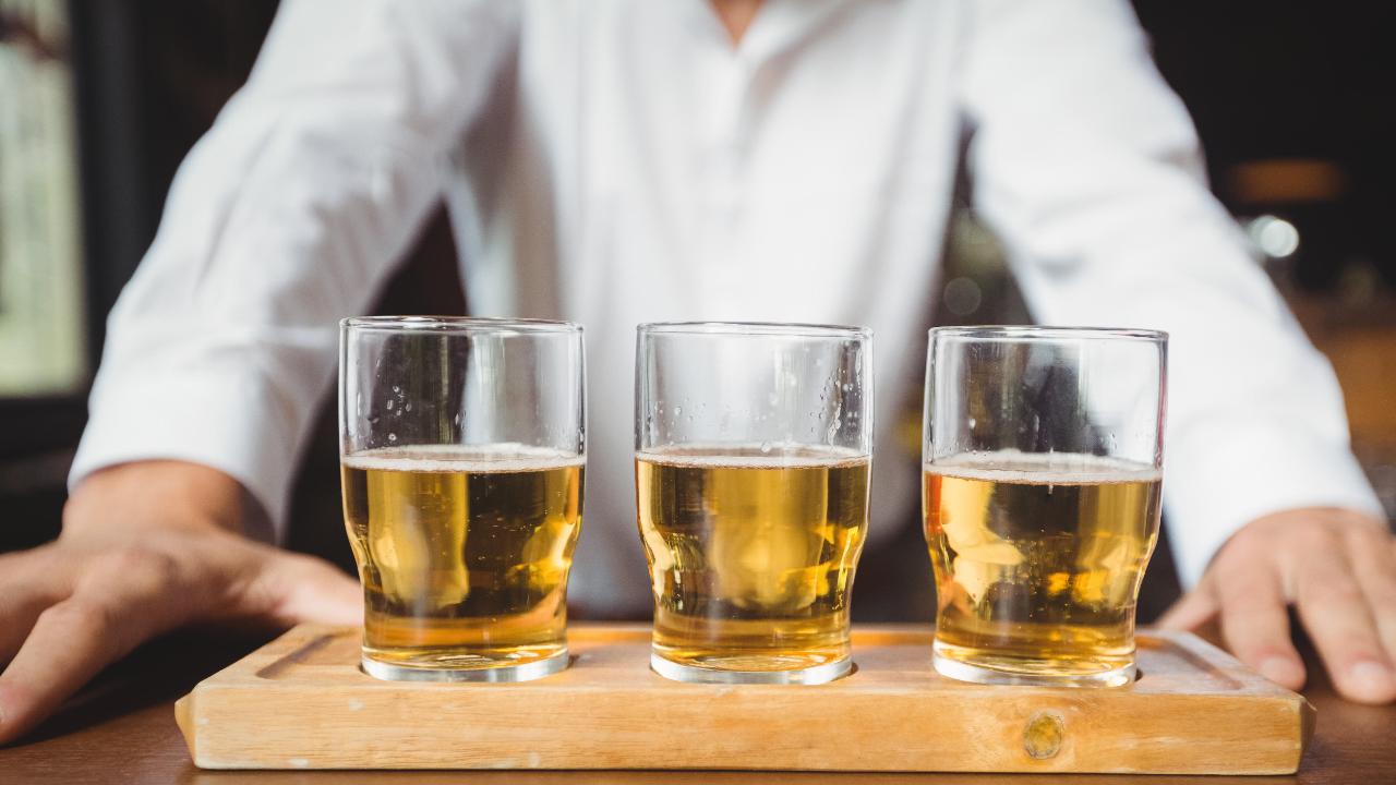 Qué son las 'gafas de cerveza' y cuál es el efecto que crees que tienen (y ha desmentido la Ciencia)