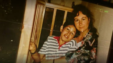 Omar Montes y su madre en la docuserie