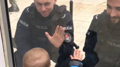 El vídeo viral del niño de Ucrania junto a la policía polaca que conmueve a las redes: "Amor sin idiomas"