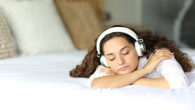 Escuchar música como terapia para dormir mejor