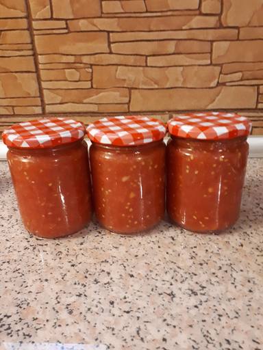 Botes de tomate en conserva realizados de manera casera y muy sencilla