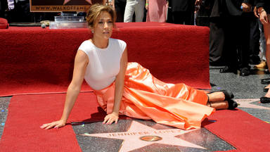 Jennifer Lopez con su estrella en el paseo de la fama de Hollywood