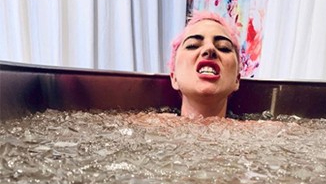 Lady Gaga y la bañera llena de hielo en la que se mete como método de belleza