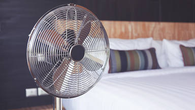 Pros y contras de dormir con ventilador