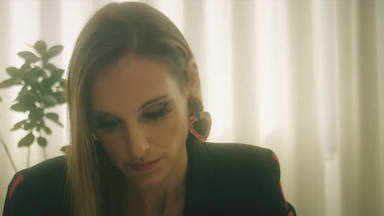 Conchita en una imagen del videoclip que acompaña a su tema 'No soy yo eres tú', de 'La bola de nieve'