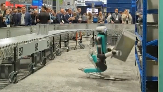 El vídeo viral de un robot que se desmaya tras 20 horas trabajando