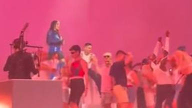 Rosalía sube a unos fans al escenario de uno de sus conciertos del 'Motomami Tour'