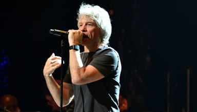 Jon Bon Jovi actuando en el concierto benéfico Annual Love Rocks en la ciudad de Nueva York en 2021