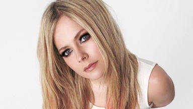 Avril Lavigne lanza la canción "Love it when you hate me" antes de la publicación de su disco el 25 de febrero