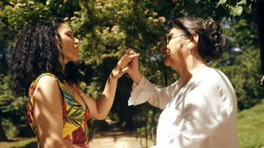 Rosa López baila con su madre en el videoclip de su tema 'Esa Belleza'