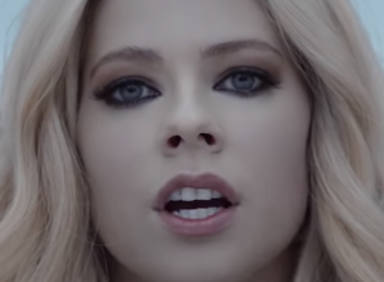 Videoclip de Avril Lavigne con "Head above water"