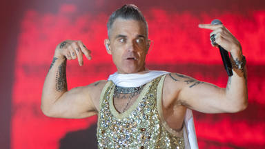 Robbie Williams sube a Mark Owen al escenario recordando su química como miembros de Take That