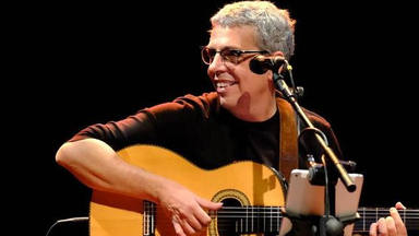 Pedro Guerra celebra su 56º cumpleaños mientras recordamos sus grandes canciones
