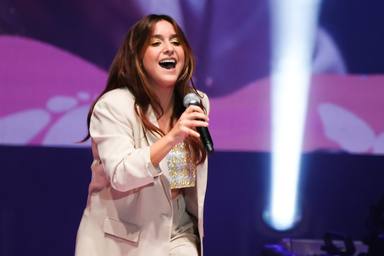 Marta Soto cantando en "CADENA 100 POR ELLAS" en Octubre de 2022