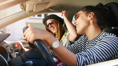 Un estudio revela que el 74% de los conductores disfruta cantando al volante