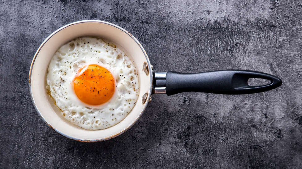 El truco infalible para que no te salte el aceite mientras fríes un huevo