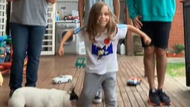 La interrupción de este perro a un niño mientras baila en TikTok se hace viral: "No vas a brillar más que yo"