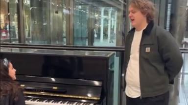 La sensibilidad de Lewis Capaldi enseñando a una niña a tocar una canción inédita al piano, en plena calle