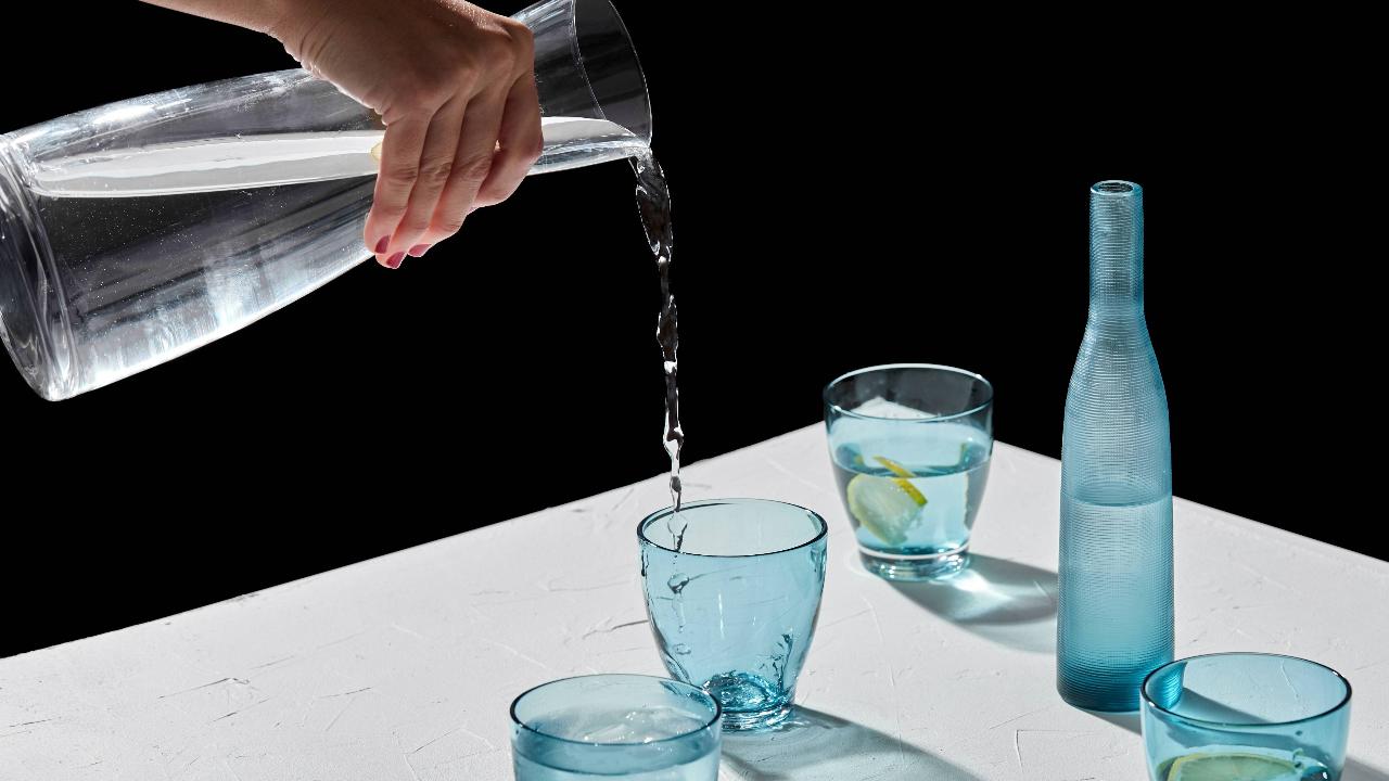 Beber tres litros de agua al día: el truco de belleza infalible que beneficia a tu cuerpo por fuera y dentro