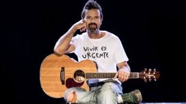 La camiseta solidaria "Vivir es urgente" de Pau Donés se convierte en un sello conmemorativo