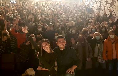 Conchita disfrutando con su público de Navalmoral de la Mata tras su concierto de CLUB 100