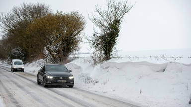 Las recomendaciones a tener en cuenta en carretera ante las alertas por nieve en todo el país