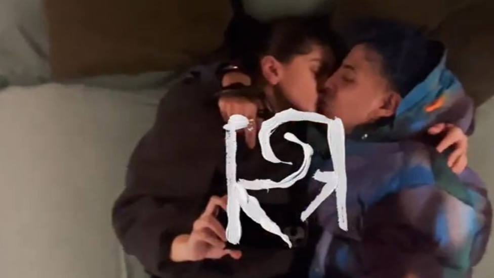 Rosalía y Rauw Alejandro utilizan el videoclip de 'Beso' para anunciar su compromiso de boda