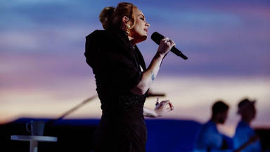 Adele presencia una pedida de mano