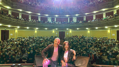 Javi Nieves y Mar Amate posan con el público de Pamplona tras el 'show' La Gira en el Teatro Gayarre