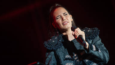 India Martínez llora la muerte de su abuela y se ve obligada a posponer uno de sus conciertos