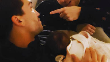 Jaime Lorente con su bebé en brazos en su primera foto tras convertirse en padre primerizo
