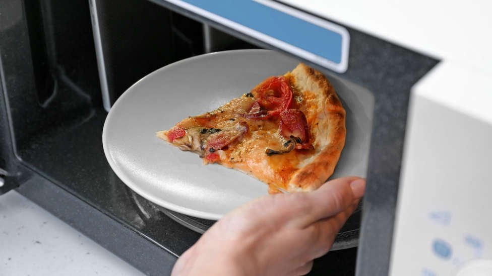 El truco infalible para recalentar la pizza en el microondas - ¡Buenos  días, Javi y Mar! - CADENA 100
