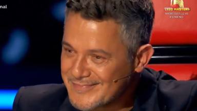 Alejandro Sanz roto de emoción ante el mensaje de su hijo Alexander en la semifinal de 'La Voz'