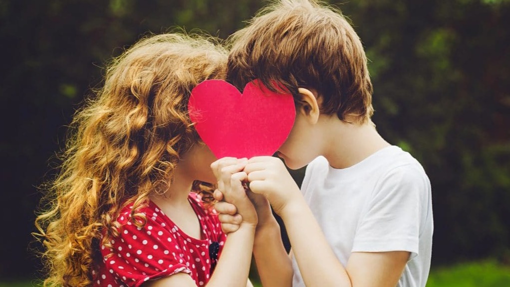 Los niños también se enamoran: las anécdotas más divertidas y entrañables