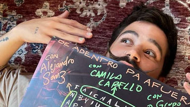 Camilo en una imagen con la portada de su tercer disco de estudio, 'De adentro pa fuera'