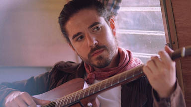 Roi Méndez retrata su relación sentimental en "Asfalto y gasolina", la canción que abre su nueva etapa musical