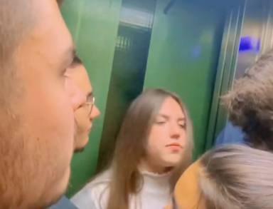 El momento crítico viral en el que siete jóvenes se quedaron encerrados en un ascensor: "Me va a dar algo"
