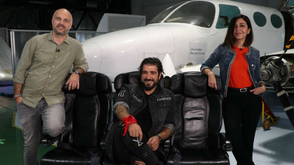 CADENA 100 junto a Javi y Mar presenta 'Un viaje de altos vuelos' con Antonio Orozco