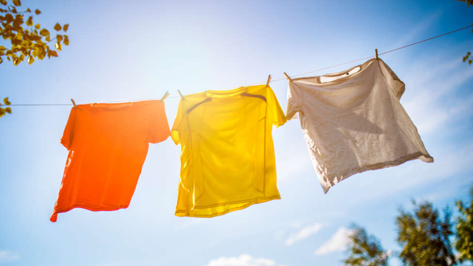 La nueva tendencia de moda: tender la ropa al sol ya tiene su nombre trendy  - ¡Buenos días, Javi y Mar! - CADENA 100