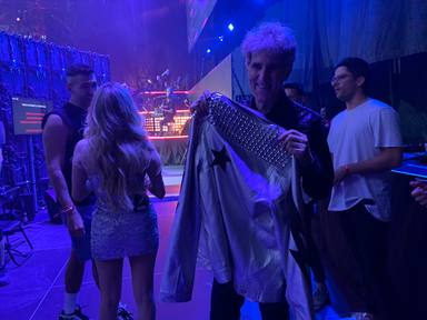 Mikel Erentxun alucina después de que Carlos Vives le regalara su chaqueta en nuestro concierto 30 aniversario
