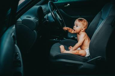 Dejarte a tu hijo en el coche no es tan raro como te imaginas: así es el síndrome del bebé olvidado