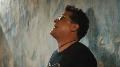 Carlos Vives en una imagen de su videoclip 'Cinerama', tema de su álbum 'Cumbiana II'